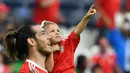 Pemain Wales, Gareth Bale menggendong putrinya usai laga melawan Irlandia Utara pada Piala Eropa 2016 di Parc des Princes, Paris, (25/6/2016). Wales Menang 1-0.  (EPA/Georgi Licovski)