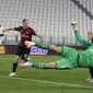 Kiper AC Milan Gianluigi Donnarumma melakukan penyelamatan saat menghadapi Juventus pada leg kedua Coppa Italia di Allianz Stadium, Turin, Italia, Jumat (12/6/2020). Juventus sukses melaju ke final Coppa Italia setelah bermain 0-0. (AP Photo/Luca Bruno)