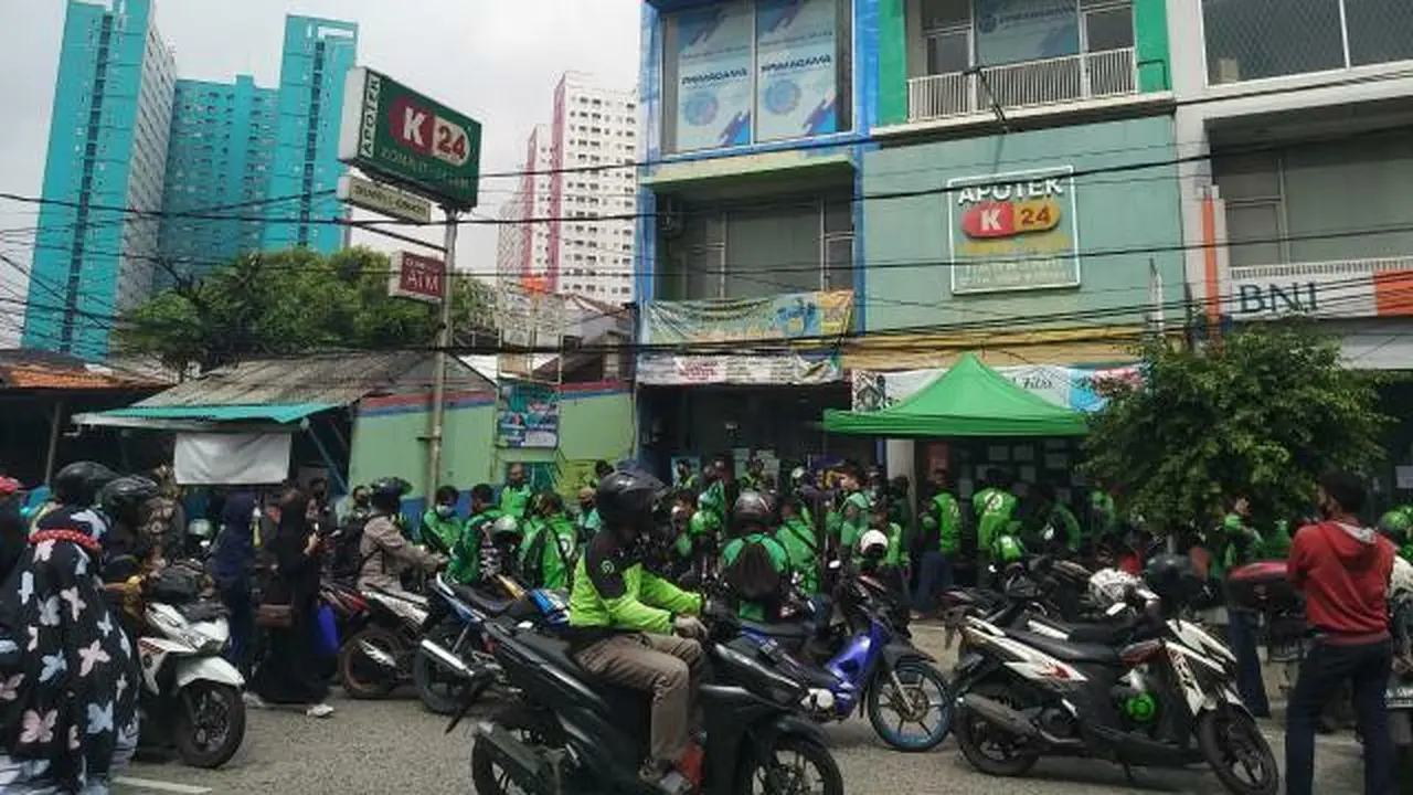 Sebuah Apotek di kawasan Rawasari, Jakarta Pusat disegel sementara oleh Satpol PP DKI Jakarta.