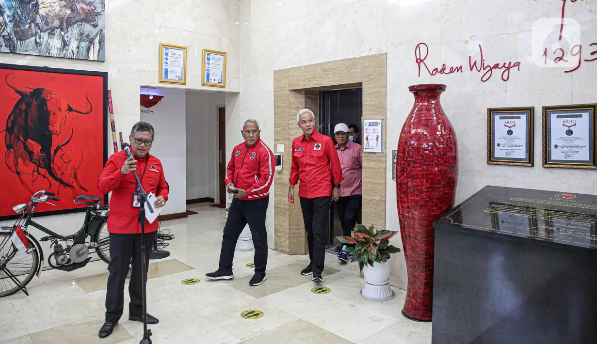 Gubernur Jawa Tengah Ganjar Pranowo memberikan keterangan usai dipanggil di DPP PDIP, Jakarta, Senin (24/10/2022). Gubernur Jawa Tengah (Jateng) Ganjar Pranowo menegaskan bahwa dirinya akan taat terhadap aturan Partai PDI Perjuangan (PDIP) soal Capres 2024. (Liputan6.com/Faizal Fanani)