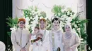 Di momen akad nikah Thariq Halilintar dan Aaliyah Massaid, Aurel Hermansyah tampil menawan mengenakan atasan bersiluet kebaya berwarna cokelat. Detail crossing dengan bordir floral yang cantik, serta padu padan kain batik serasi menyempurnakan keseluruhan penampilan Aurel di sini. [Foto: Instagram/aurelie.hermansyah]