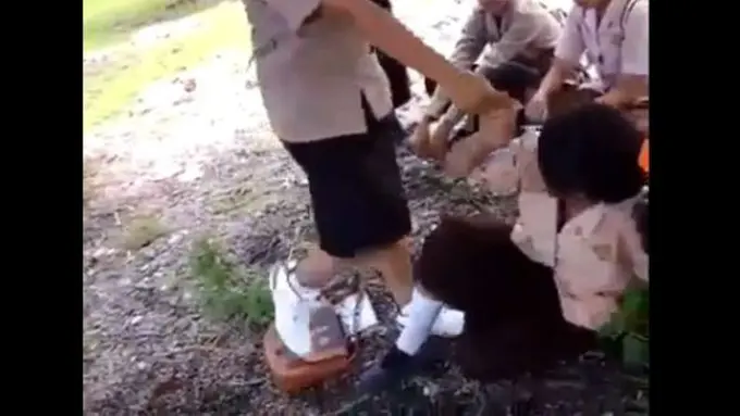 Miris, Beredar Video Remaja SMP Menghajar Temannya Bertubi-tubi!