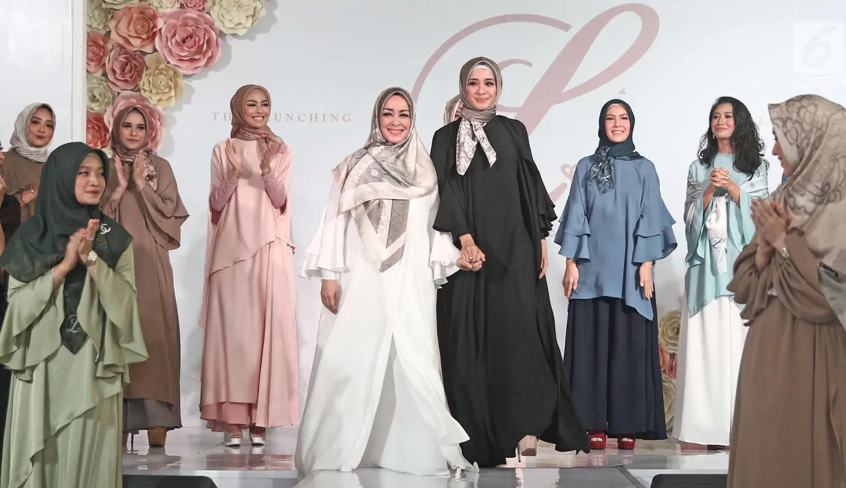 Aktris Laudya Cynthia Bella bersama Chintami Atmanagara dan model saat launching hijab Lacelove by Laudya Cynthia Bella di kawasan Sudirman, Jakarta, Selasa (31/10). Bella memamerkan rancangannya sebanyak 22 hijab. (Liputan6.com/Herman Zakharia)