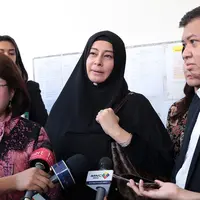 Putri Aisyah Aminah berharap suaminya ustaz Ahmad Alhabsy segera memberikan talak tiga. Itulah yang menjadi permintaan ibu dua anak itu. Apalagi ia melihat rumah tangganya tak sehat dan tak pantas di pertahankan. (Deki Prayoga/Bintang.com)