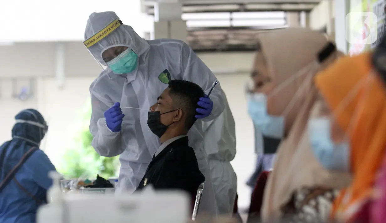 Warga mengikuti tes swab antigen gratis di Tower Alamanda Apartemen GNR, Jakarta, Kamis (20/5/2021). Swab antigen yang digelar pengelola apartemen bekerjasama dengan Polres Jakarta Utara, Polsek Kelapa Gading dan Puskesmas bertujuan untuk menekan penyebaran virus Covid-19.(Liputan6.com/Fery Pradolo)