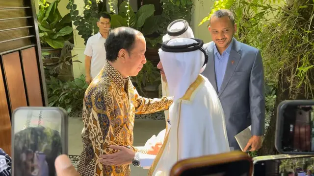 Dubes Qatar, Sultan Bin Mubarak Saad Al-Dosari mengunjungi Jokowi di kediamannya daerah Sumber, Solo, Jumat (17/7/2026). (merdeka.com/Arie Sunaryo).
