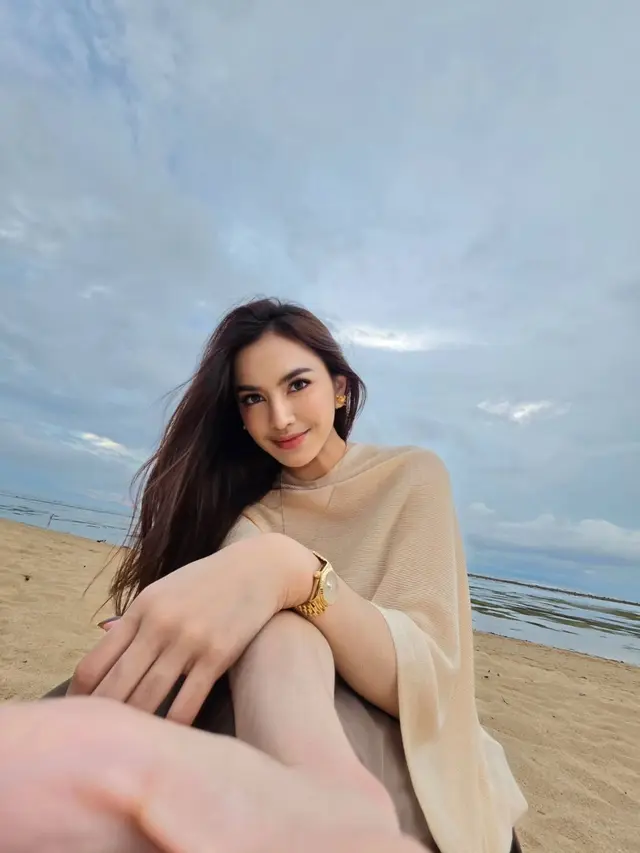 Pulang Kampung ke Bali, Gaya Mahalini Main di Pantai dengan Outfit Cerah Ini Bikin Penampilannya Bak Bidadari