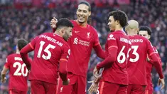 Pemain Liverpool Alex Oxlade-Chamberlain (kedua kiri) merayakan dengan rekan satu timnya usai mencetak gol ke gawang Brentford pada pertandingan sepak bola Liga Inggris di Anfield, Liverpool, Inggris, 16 Januari 2022. Liverpool menang 3-0. (AP Photo/Jon Super)