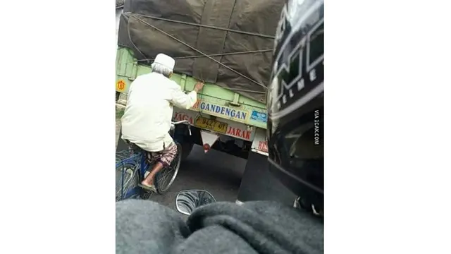 6 Tulisan Kocak Jaga Jarak di Truk Ini Bikin Tepuk Jidat