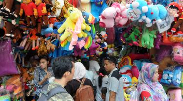 Kios boneka Ragunan dipadati pembeli, Jakarta, Minggu (27/12/2015). Pedagang mengaku omset penjualan pada Libur Natal kali ini melonjak 3x lipat dari pada biasanya. (Liputan6.com/Helmi Afandi)