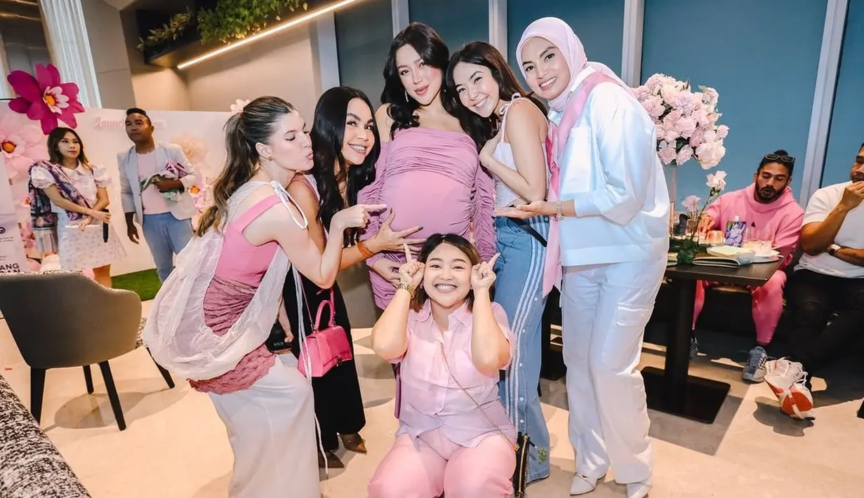 Hadir juga Melaney Ricardo yang memadukan tank top pink-nya dengan loose pants hitam dan sling bag berwarna pink. Kemudian ada juga Gisella Anastasia yang mengenakan tank top baby pink dengan celana jeans kece. [@inijedar].