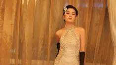 Tampil dengan gaya seperti pemain film The Great Gatsby, sosok Yoriko Angeline terlihat berbeda dari biasanya. Sosoknya terlihat semakin anggun dengan dress dan aksesoris dengan gaya vintage. Pesonanya ini pun banyak menuai pujian dari para netizen. (Liputan6.com/IG/@yorikooangln_)