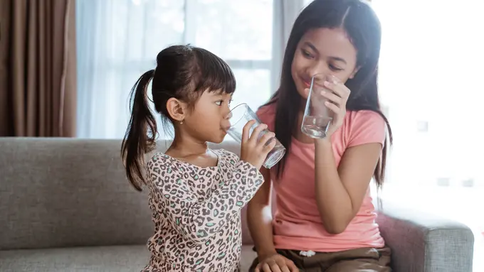 Anak minum air putih