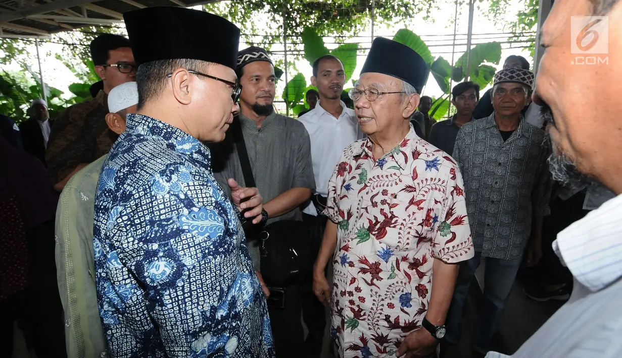 KH Salahuddin Wahid (tengah) bersama Ketua MPR, Zulkifli Hasan saat melayat di rumah duka alm AM Fatwa di kawasan Pejaten, Jakarta, Kamis (14/12). AM Fatwa wafat pada usia 78 tahun di Jakarta. (Liputan6.com/Helmi Fithriansyah)