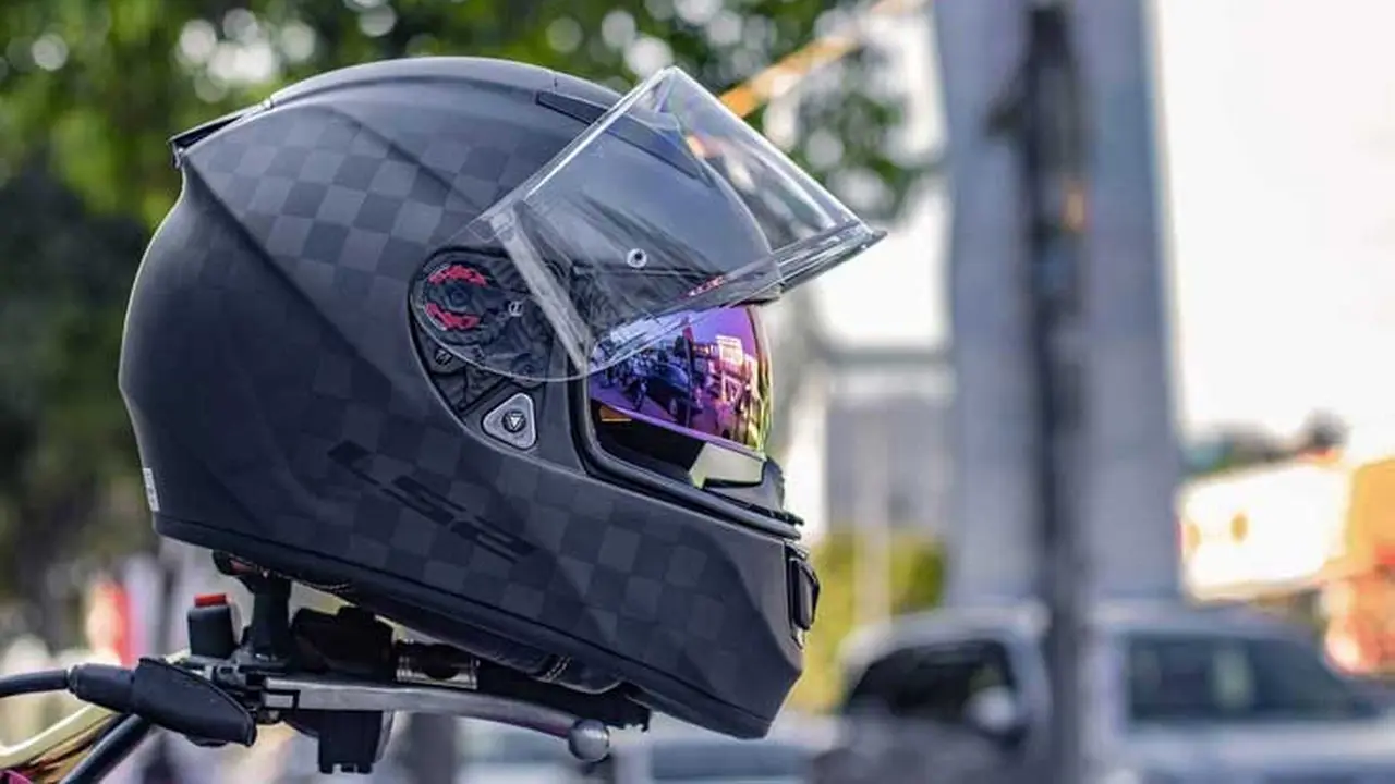 Jangan meletakkan helm di kaca spion