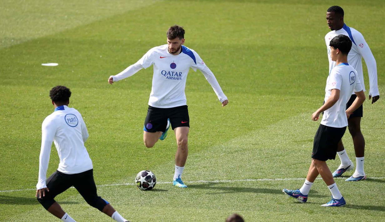 Penyerang Paris Saint-Germain asal Georgia, Khvicha Kvaratskhelia (tengah) saat mengikuti sesi latihan klub sebelum pertandingan leg pertama semifinal Liga Champions 2025/2026 melawan klub Jerman, Bayern Muenchen, di PSG Campus, Poissy, Barat Laut Paris, pada Senin 27 April 2026. (FRANCK FIFE/AFP)