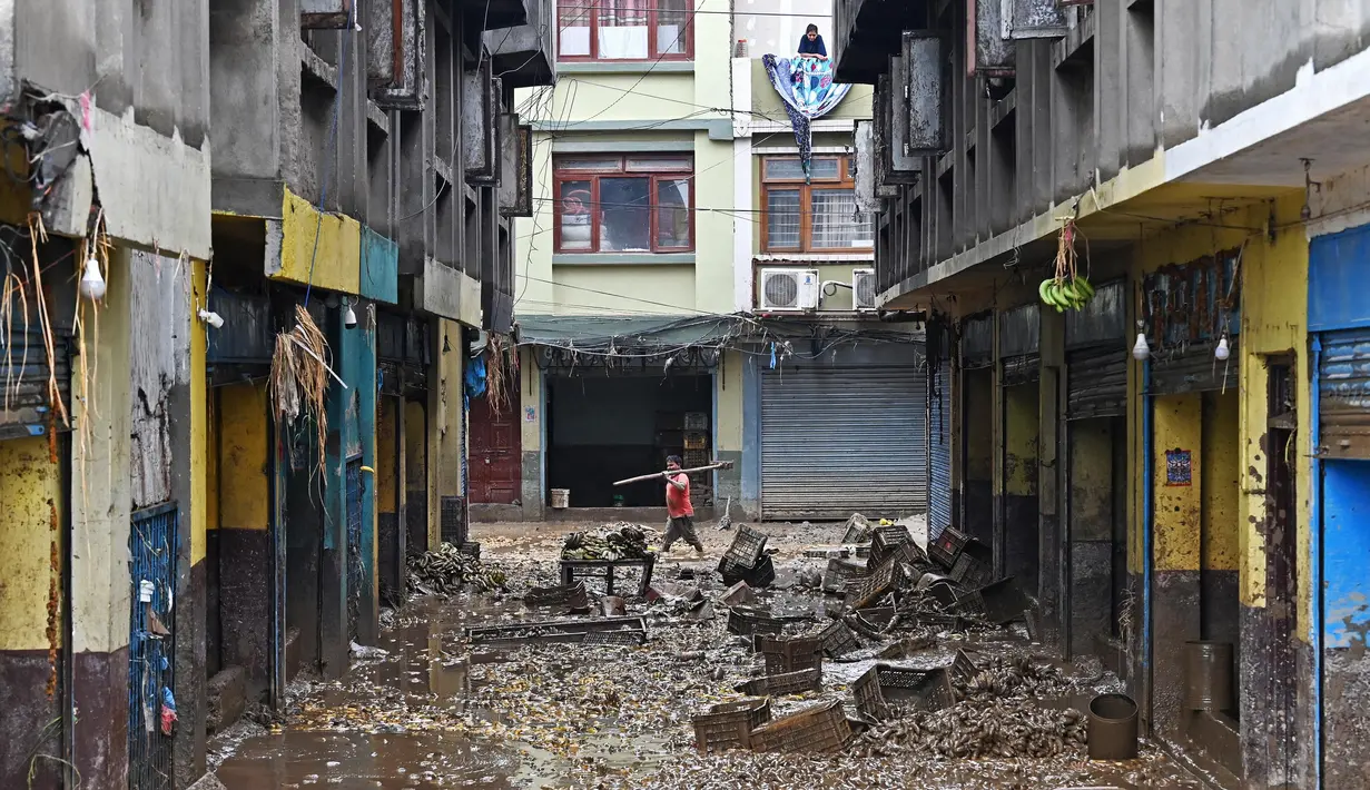 Hujan lebat mengakibatkan Sungai Bagmati di Kathmandu, Nepal meluap hingga membanjiri pemukiman dan memicu terjadinya tanah longsor. (PRAKASH MATHEMA/AFP)