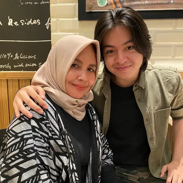 Sudah Akrab, Ini 6 Potret Kedekatan Angga Yunanda dan Ibu Shenina Cinnamon