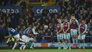 Pemain Everton Lucas Digne (kiri) melakukan tendangan bebas saat melawan Burnley pada pertandingan Liga Inggris di Goodison Park, Liverpool, Inggris, 13 September 2021. Everton menang 3-1. (Oli SCARFF / AFP)