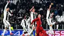 Para pemain Juventus menyapa suporter usai mengalahkan Valencia pada laga Liga Champions di Stadion Allianz, Turin, Selasa (27/11). Juventus menang 1-0 atas Valencia. (AFP/Miguel Medina)