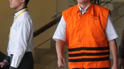 Senyum terdakwa mantan Dirjen Hubla Kemenhub Antonius Tonny Budiono usai diperiksa KPK, Jakarta, Jumat (20/4). Antonius diperiksa terkait suap tender izin proyek di Direktorat Perhubungan Laut di Pelabuhan Tanjung Mas Semarang. (Merdeka.com/Dwi Narwoko)