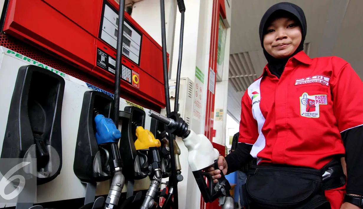 Petugas SPBU bersiap melayani pembeli BBM jenis Pertalite ke sepeda motor di SPBU Coco, Abdul Muis, Jakarta, Jumat (25/7/2015). Partalite dijual dengan harga Rp.8400 perliter. (Liputan6.com/Helmi Afandi)