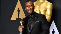 Ajang penghargaan Piala Oscar kembali diselenggarakan, dan nama  Mahershala Ali hadir menjadi salah satu pemenangnya. Ali kabarnya menjadi aktor muslim pertama yang berhasil membawa pulang piala Oscar tersebut. (AFP/Bintang.com)