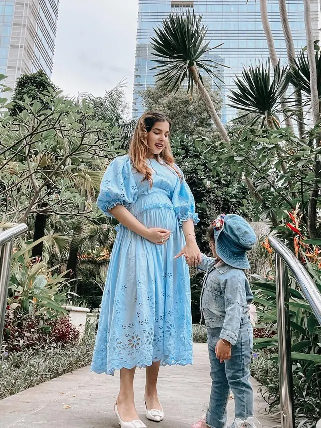 Inspirasi Baju Hamil Tasya Farasya dalam Balutan Dress Pink dan Biru