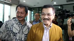 Senyum Mantan Menteri Dalam Negeri Gamawan Fauzi tiba di Gedung KPK, Jakarta, Rabu (12/10). Pemanggilan Gamawan terkait kasus dugaan korupsi proyek penerapan e-KTP. (Liputan6.com/Helmi Afandi)