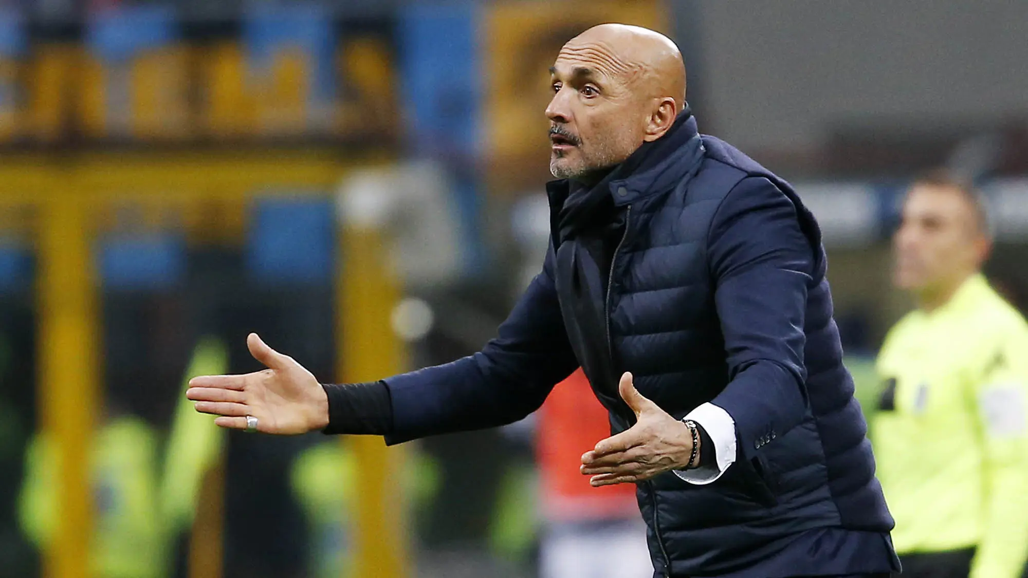 Pelatih Inter Milan, Luciano Spalletti, saat pertandingan melawan Udinese pada laga Serie A di Stadion Giuseppe Meazza, Milan, Sabtu (16/12/2017). Inter Milan takluk 1-3 dari Udinese. (AP/Antonio Calanni)