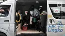 Penumpang naik angkutan Jak Lingko All New Purwarupa Mikrotrans di Jakarta, Minggu (6/9/2020). Angkutan ini dilengkapi AC, sistem pintu geser otomatis, 4 CCTV, TV, sabuk pengaman untuk penumpang, alat pemadam, dan palu pemecah kaca darurat. (merdeka.com/Iqbal S. Nugroho)