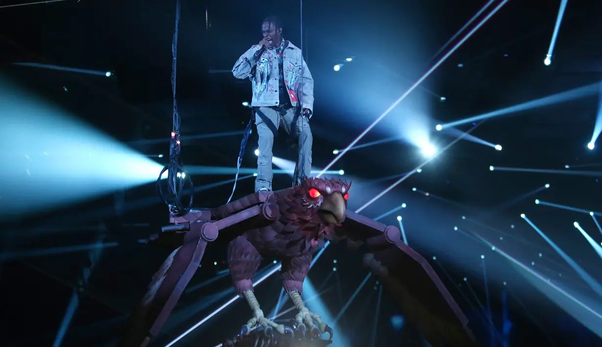 Aksi panggung rapper Travis Scott saat bernyanyi di MTV European Music Awards 2017 di London, Minggu (12/11). Dalam penampilannya, Travis Scott terlihat menaiki replika atau robot burung di MTV European Music Awards 2017. (Joel Ryan/Invision/AP)