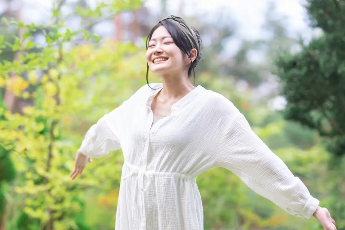 tersenyum santai baju putih