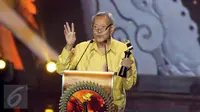 Aktor senior, Henky Solaiman meraih penghargaan Lifetime Achievement Award pada Festival Film Bandung (FFB) Ke-29 Tahun 2016, di Monumen Perjuangan Rakyat (Monju) Jawa Barat, Sabtu (24/9). (Liputan6.com/Herman Zakharia)