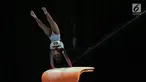 Aksi atlet senam Indonesia, Rifda Irfanaluthfi saat tampil pada nomor artistik perorangan SEA Games 2017, di Kuala Lumpur, Malaysia, Selasa (22/8). Rifda berhasil merebut medali perak dengan total angka 13,288. (Liputan6.com/Faizal Fanani)