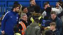 Fans Chelsea ramai-ramai berfoto dengan Olivier Giroud (kiri) saat timnya melawan Bournemouth pada laga Premier League pekan ke-25 di Stamford Bridge, London (31/1/2018). Giroud direkrut Chelsea dengan mahar 18 juta pounds.  (AFP/Glyn Kirk)