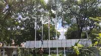 Bendera Partai NasDem di halaman markas pemenangan Anies Baswedan-Muhaimin Iskandar (AMIN) di Jalan Diponegoro 10, Jakarta Pusat diturunkan oleh relawan AMIN. (Winda Nelfira).