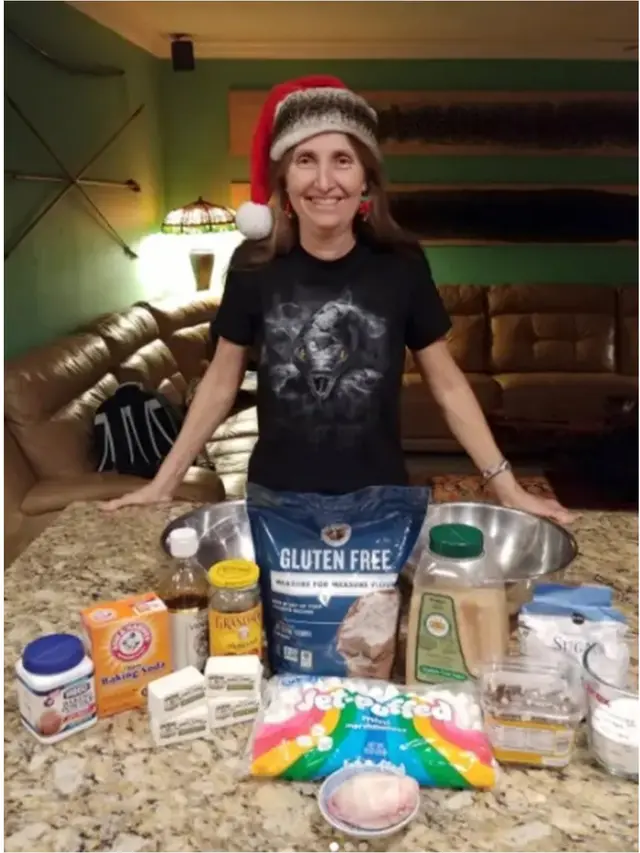 Pemburu Ular Ini Bikin Kue Natal Ekstrem dari Telur Piton, Berani Coba?