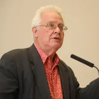 Indonesianis Benedict Anderson ternyata selalu rutin mengunjungi dua tempat ini jika mampir ke Indonesa lho. Baca selengkapnya di sini.
