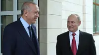 Presiden Rusia Vladimir Putin, kanan, dan Presiden Turki Recep Tayyip Erdogan bertemu di kediaman Bocharov Ruchei di resor Laut Hitam Sochi, Rusia, 29 September 2021. (AP)