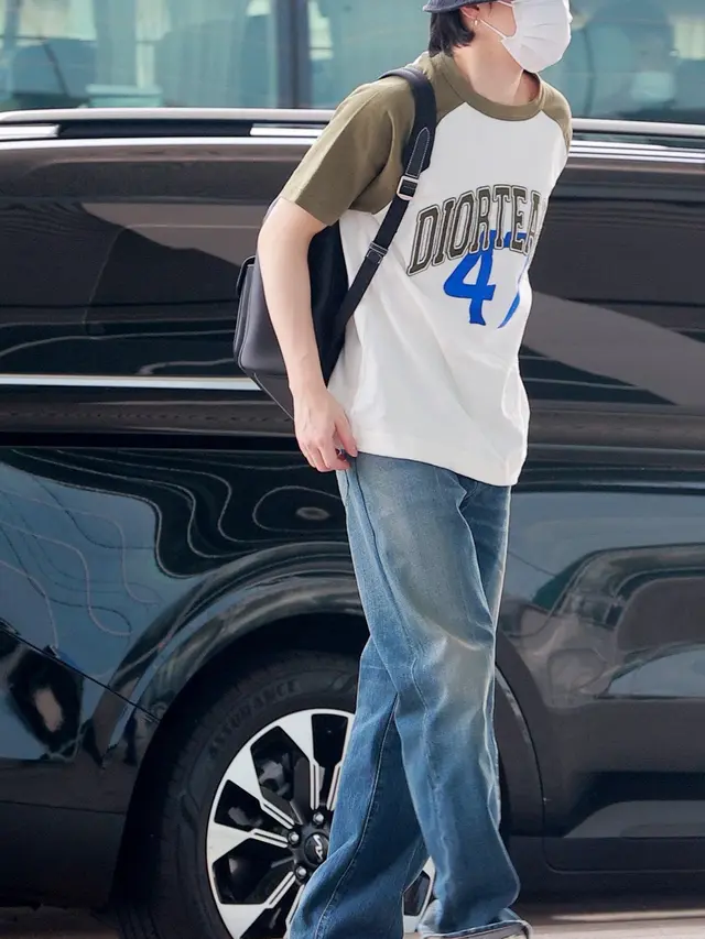 Tampilan Terbaru Jimin BTS di Bandara, credit: Dior