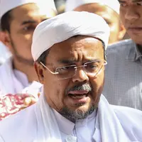 Imam Besar FPI Habib Rizieq Syihab memberikan keterangan usai diperiksa di Mapolda Metro Jaya, Jakarta, Senin (23/1). (Liputan6.com/Faizal Fanani