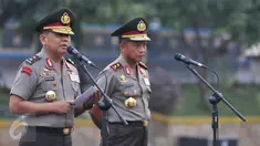 Irjen Unggung Cahyono (kiri) didampingi Irjen Tito Karnavian memberikan sambutan pada acara pisah sambut di Polda Metro, Jakarta, Jum'at (12/6/2015). Tito Karnavian menggantikan Unggung Cahyono sebagai Kapolda Metro Jaya. (Liputan6.com/Andrian M Tunay) 