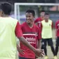 Pemain Bali United, Bayu Gatra mengikuti latihan jelang laga Piala Presiden melawan Mitra Kukar di Lapangan Trisakti, Bali, Rabu (9/2/2015). (Bola.com/Vitalis Yogi Trisna)