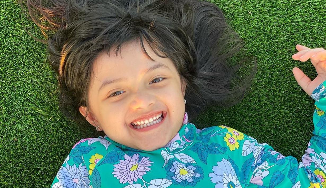 Arsy tidak ragu untuk memperlihatkan senyum terbaiknya saat di foto. Bila diperhatikan, pemilik zodiak Sagitarius ini memang mirip dengan ibundanya, Ashanty. Apalagi saat sedang tersenyum seperti ini, Arsy semakin terlihat cantik layaknya Ashanty. (Liputan6.com/IG/@queenarsy)