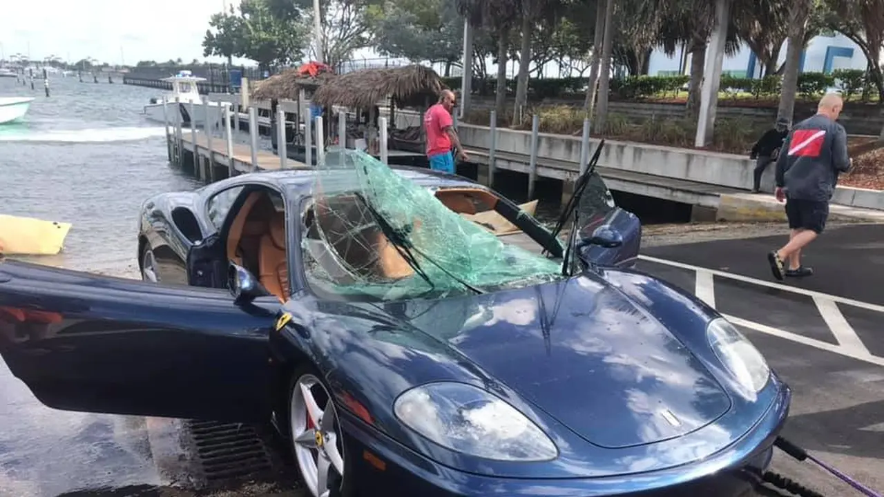 Ferrari nyebur ke laut (Foto: Code 3 Divers)