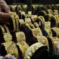 Pedagang memperlihatkan perhiasan emas di sebuah toko Kawasan Cikini, Jakarta, Kamis (3/9/2015). Harga emas milik PT Aneka Tambang Tbk (Antam) hari ini terpantau bergerak stabil di posisi Rp560 ribu per gram. (Liputan6.com/Johan Tallo)