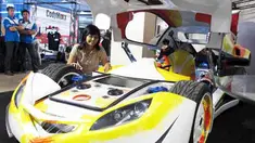 Seorang pengunjung berada di samping mobil BMW yang dimodifikasi, saat Auto Show Trade Fair 2011 di Tunjungan Plasa Surabaya, Rabu (5/10). (Antarafoto)