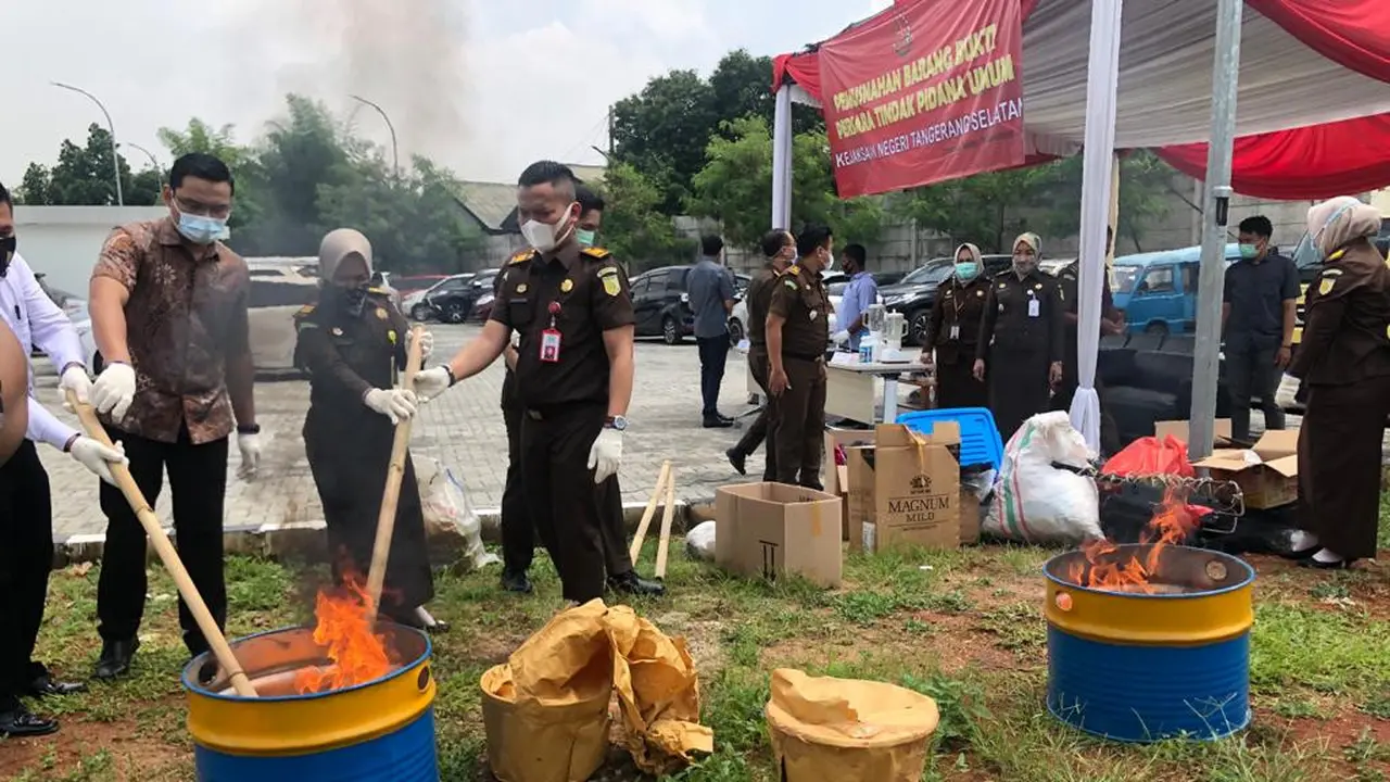 Pemusnahan barang bukti hasil kejahatan di Kejari Tangerang Selatan (Tangsel).