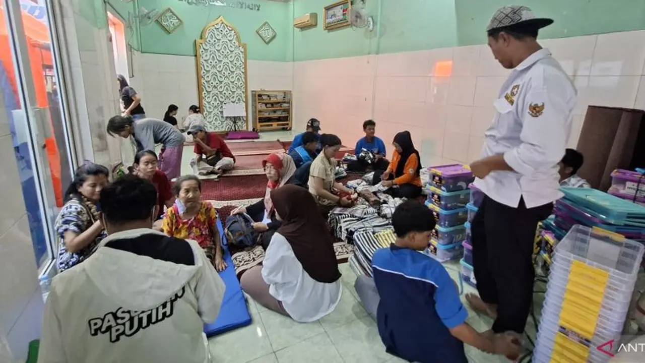 Petugas medis memeriksa kondisi seorang wanita lanjut usia (lansia) berusia 65 tahun yang menjadi korban kebakaran di Jalan Krendang Barat, Krendang, Kecamatan Tambora, Jakarta Barat, Jumat (29/5/2026) (Antara)